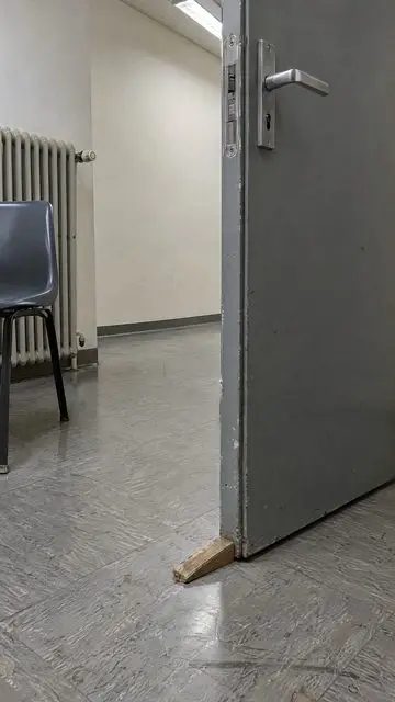 Brandschutztür mit Holzkeil