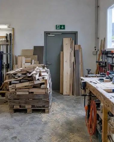 Werkstatt mit offener Brandschutztür